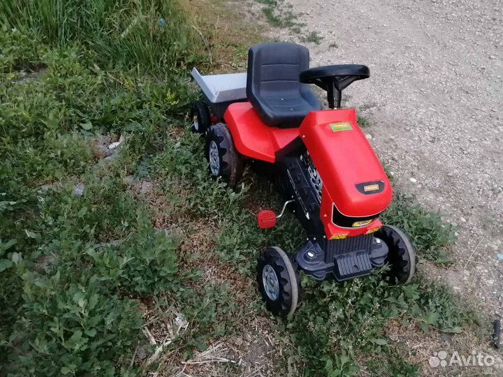 Детский трактор с педалями и кузовом