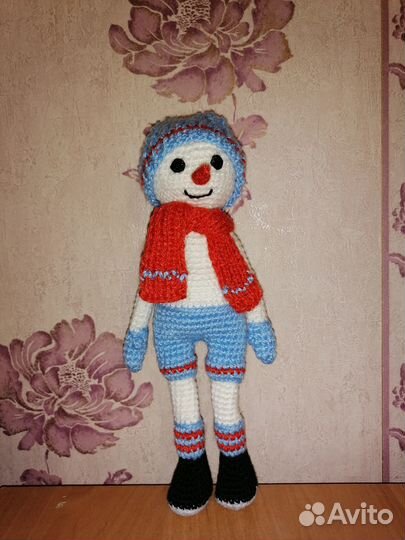 Вязаная игрушка снеговик