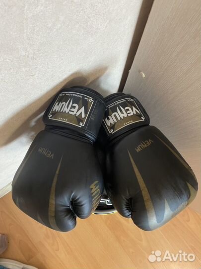 Груша с боксерскими перчатками