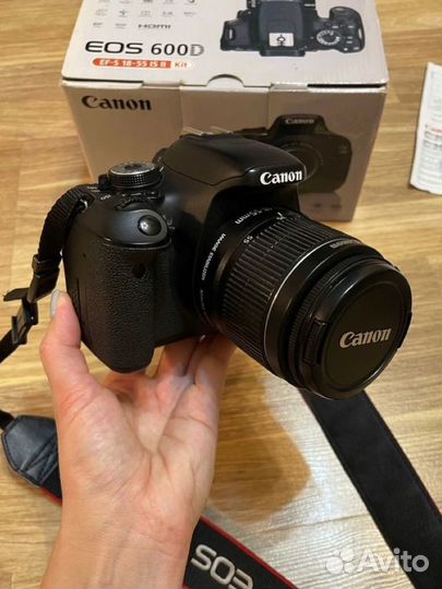 Зеркальный фотоаппарат Canon 600D