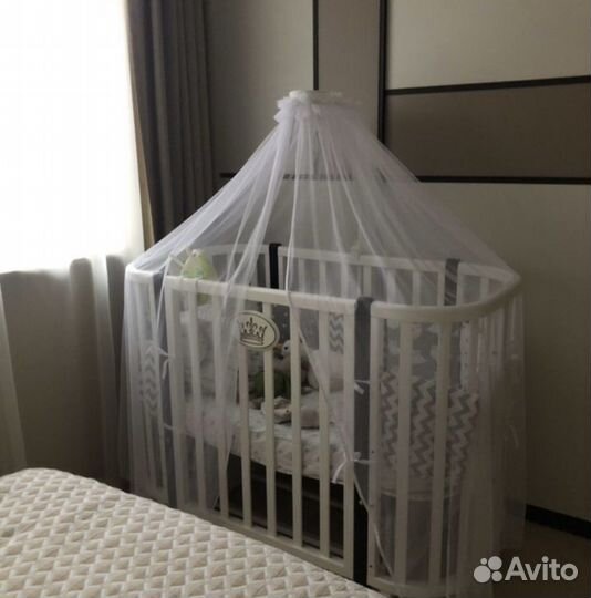 Детская кроватка с маятником белая