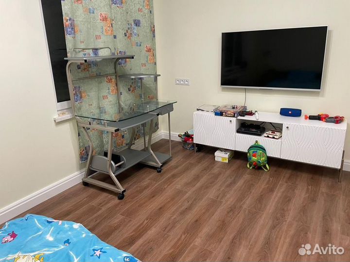 Стеклянный компьютерный стол