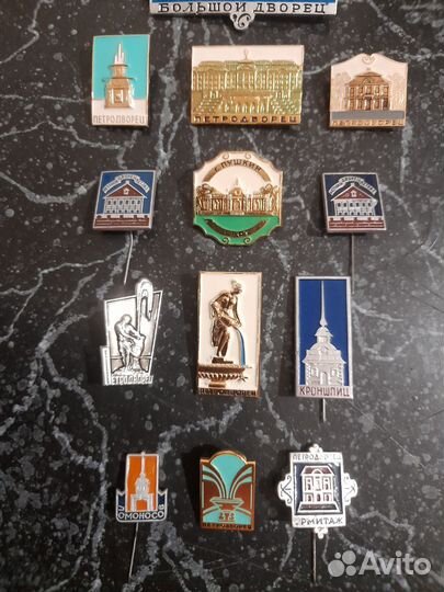 Петродворец-1. Ломоносов. Значки СССР. (о