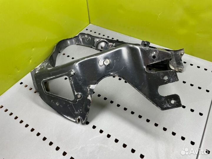 Кронштейн передний левый Mercedes-Benz S-Class