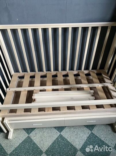 Кроватка детская с маятником