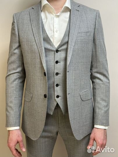 Серый клетчатый костюм 