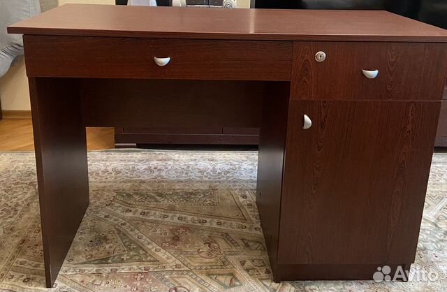 В отличном состоянии компьютерный стол