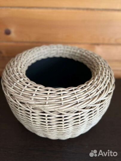 Кашпо плетеное из искусственного ротанга