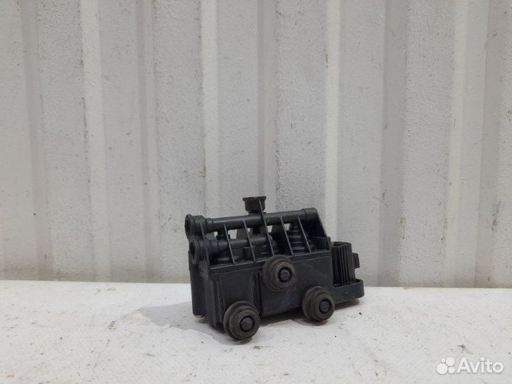 Клапан пневмоподвески Land Rover Discovery 3 L319