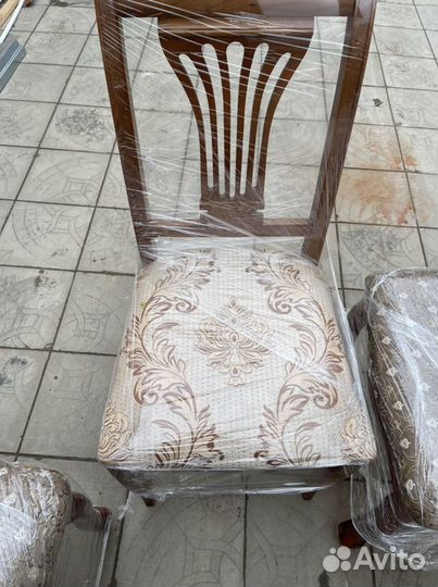 Стол и стулья