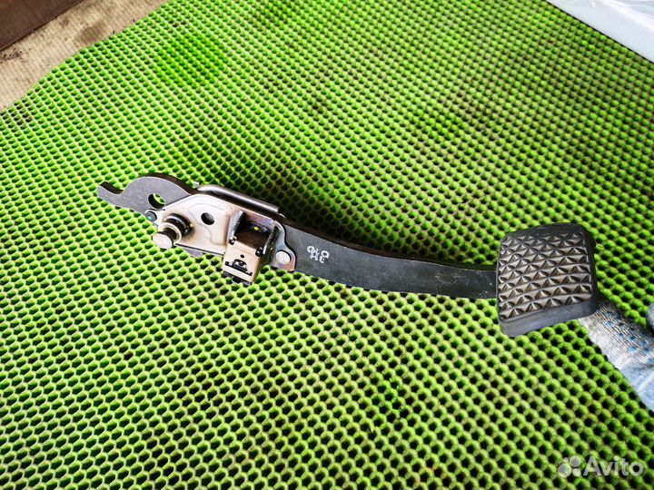 Педаль тормоза АКПП на Chevrolet Orlando 2011-2015