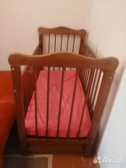 Детская кроватка с маятником