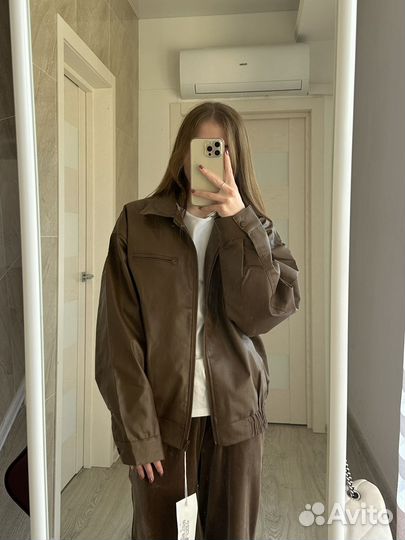 Бомбер экокожа коричневый