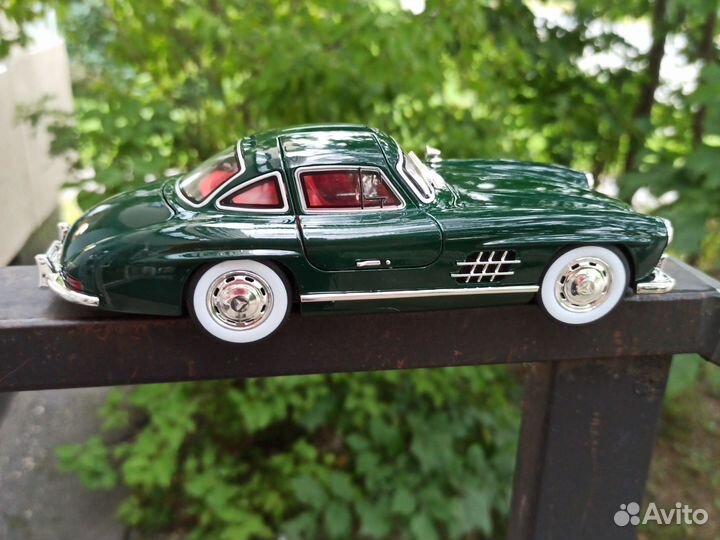 Модель автомобиля Mercedes Benz 300SL изумрудная