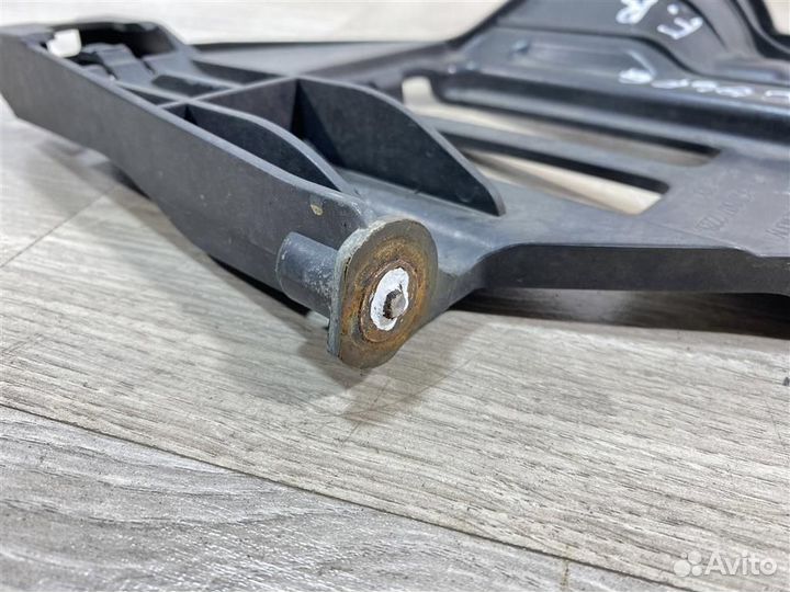 Кронштейн фары правый VW Гольф 6