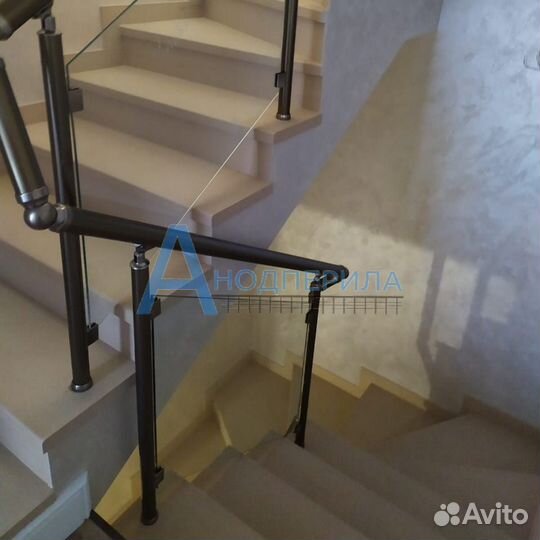 Стеклянное ограждение лестницы