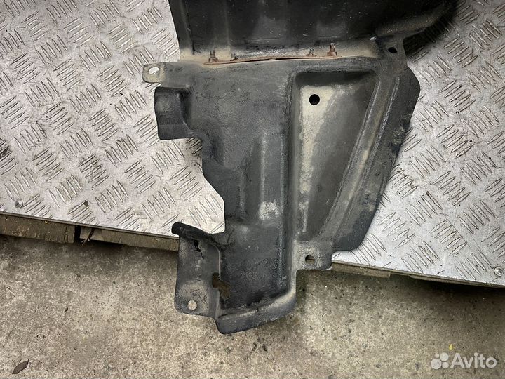 Подкрылок передний левый Toyota Prius 20