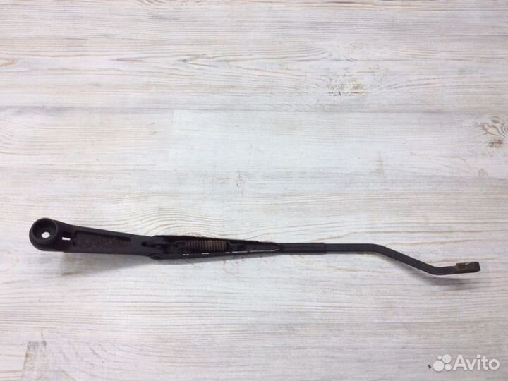 Поводок стеклоочистителя левый передний Mitsubishi