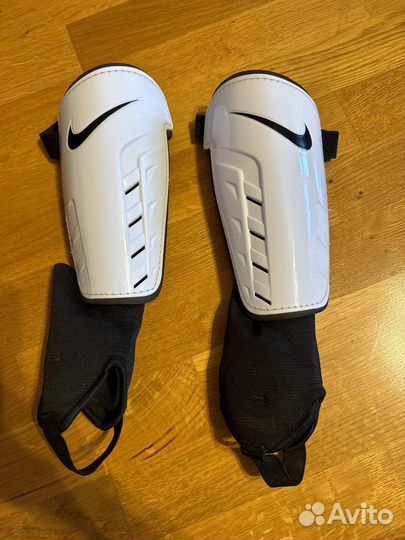 Футбольные щитки Nike L