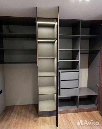 Встроенный распашной шкаф