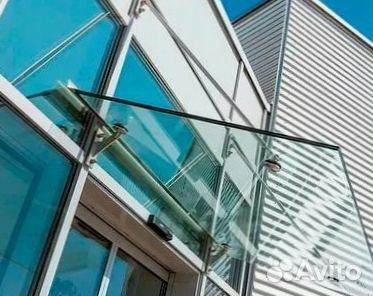 Стеклянный козырек над входом