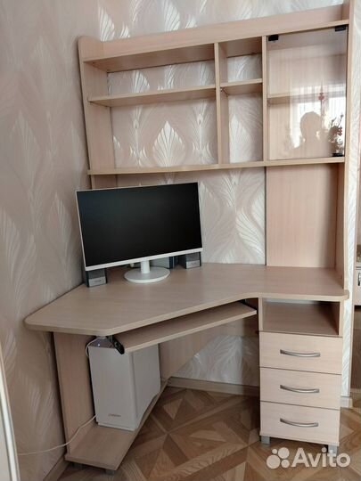 Продам угловой компьютерный стол