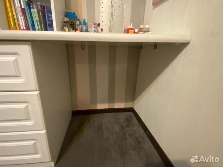 Стол посменный и шкаф