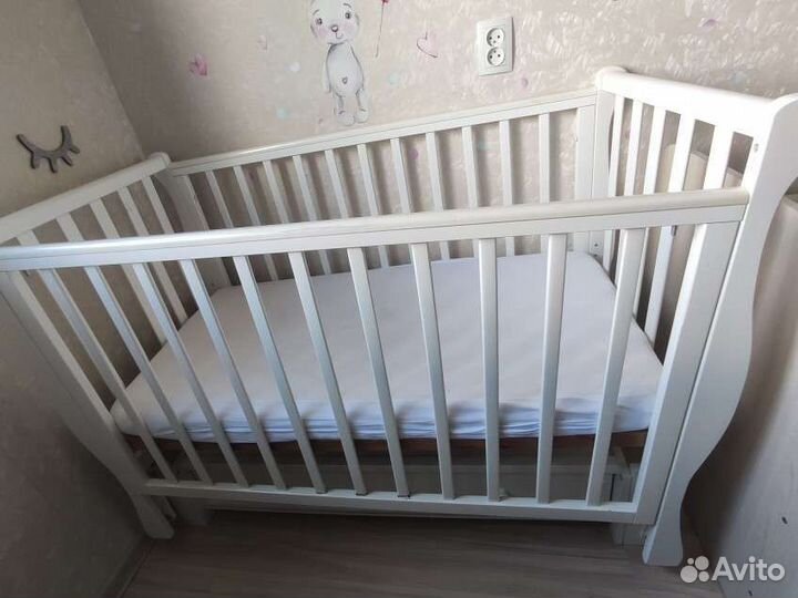 Детская кроватка с маятником белая, матрас бортики