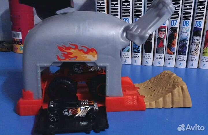 Трек Hot Wheels Monster Trucks гараж