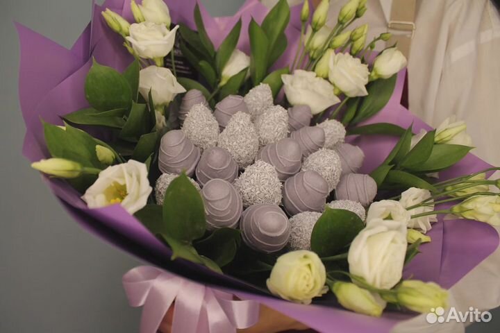 Букет из клубники в шоколаде Сатурн с лизиантусом