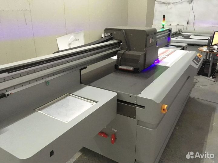 Планшетный уф-принтер