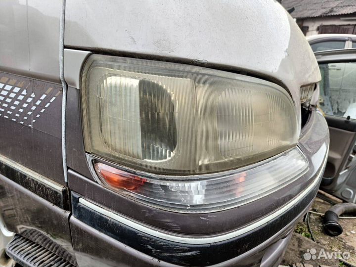 Фара правая Toyota Hiace H100