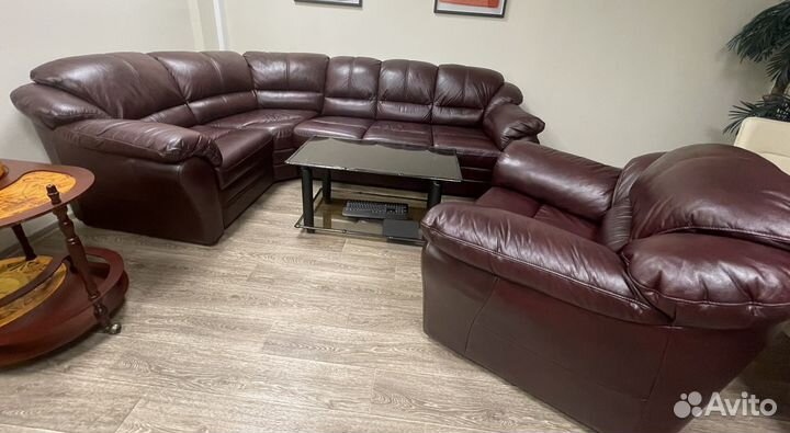 Офисный комплет мягкой мебели(диван+кресло, кожа)