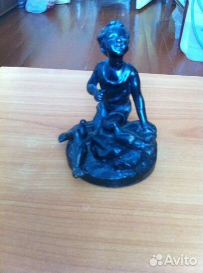 Статуэтка. Мальчик с голубями