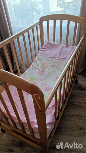 Детская кроватка с матрасом и бельем