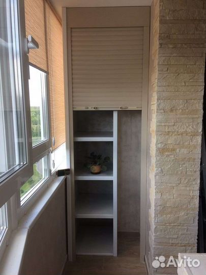 Шкаф на балкон встроенный с рольставнями