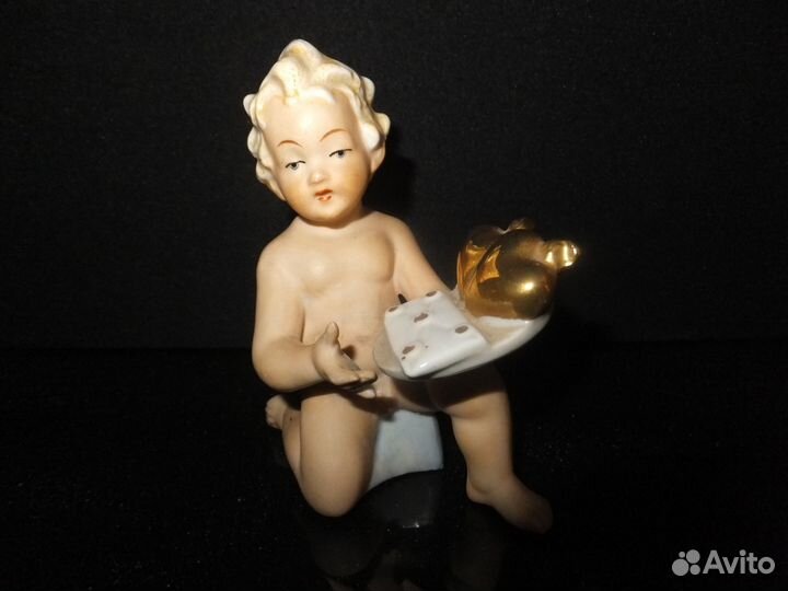 Фарфоровая статуэтка- Путти. N 9823