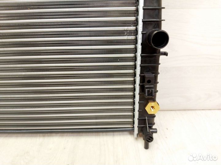 Радиатор охлаждения Opel Meriva 2003-2010