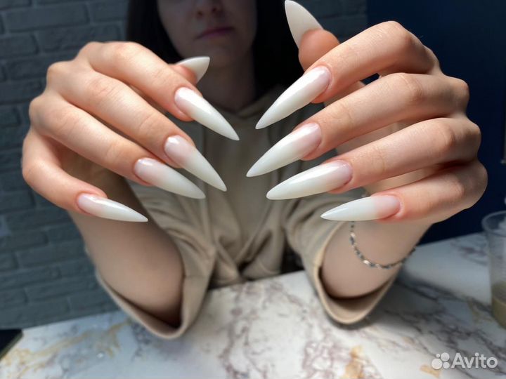 Модель на маникюр, наращивание, педикюр