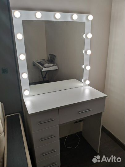 Макияжный стол