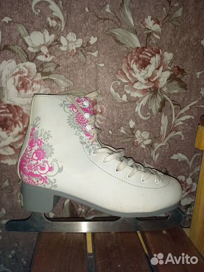 Продам коньки женские фигурные