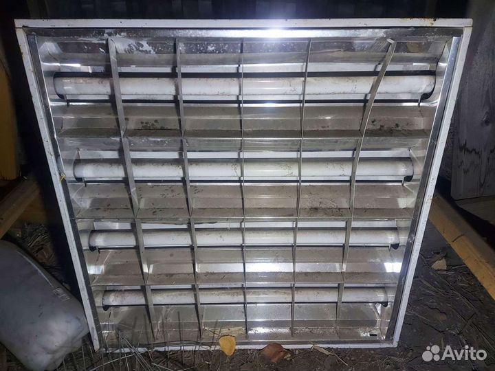 Светильник. В армстронг. Либо еще куда