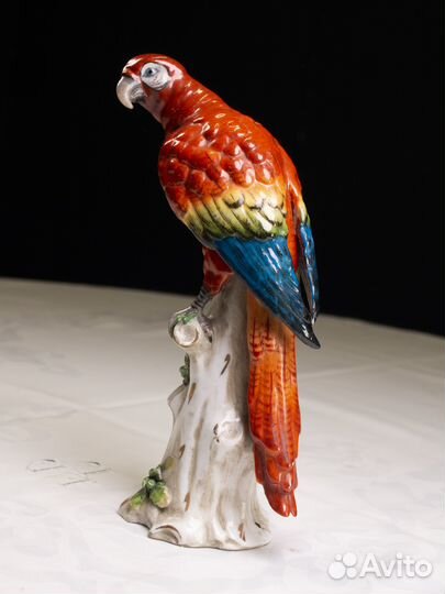 Фарфоровая статуэтка 