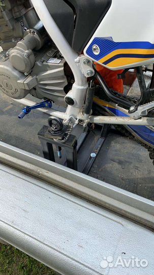 Крепление для перевозки эндуро-кроссового мотоцикл