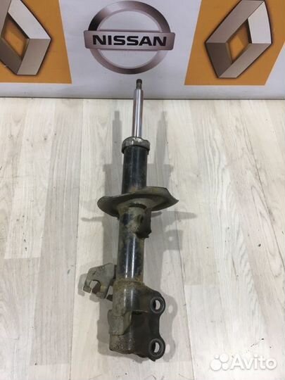 Амортизатор стойка перед Nissan tiida Прав