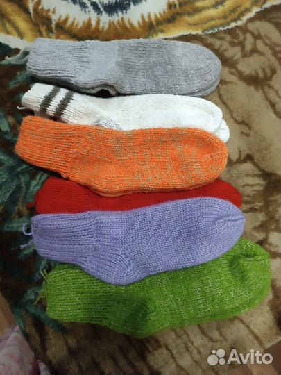 Вязанные носки и варежки