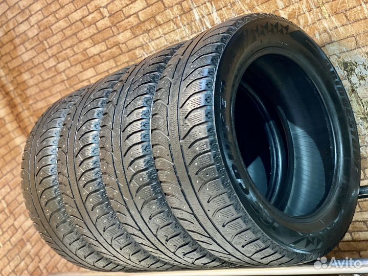 Bridgestone Ice Cruiser 7000 215/60 R17