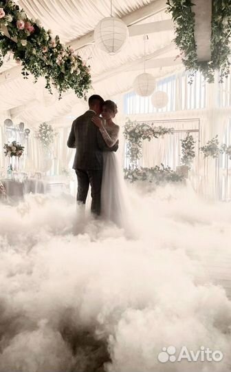 Тяжелый низкий дым свет на свадьбу конфетти фонтан