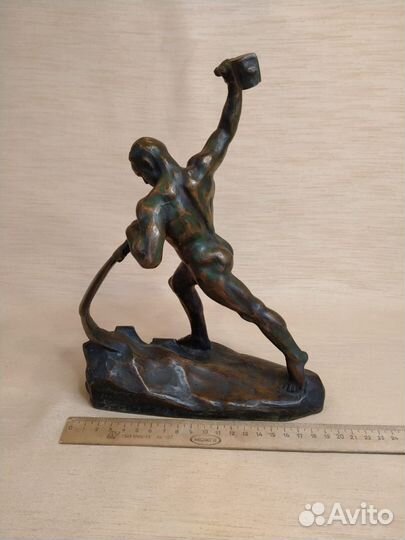 Статуэтка Перекуём мечи на орала, бронза