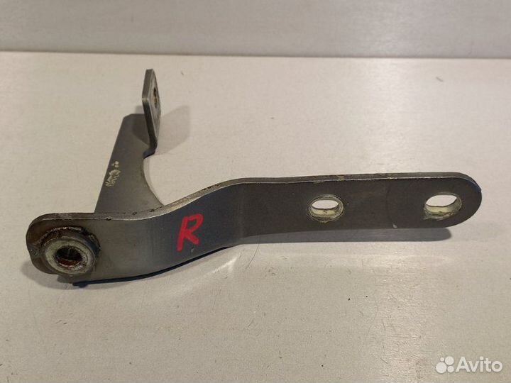 Петля багажника правая Volkswagen Amarok CDC 2010